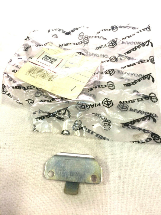 573057 PIASTRINA BAULETTO ORIG. PIAGGIO PIAGGIO VESPA DERBI (VEDI APPLICAZIONI)