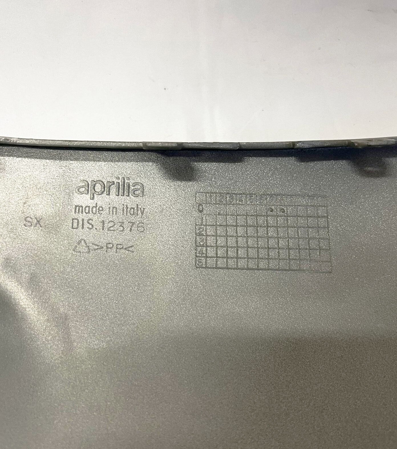 AP8158718 UNDERFLOOR SIDE SX GREY APRILIA LEONARDO 125-150 2001-2004
