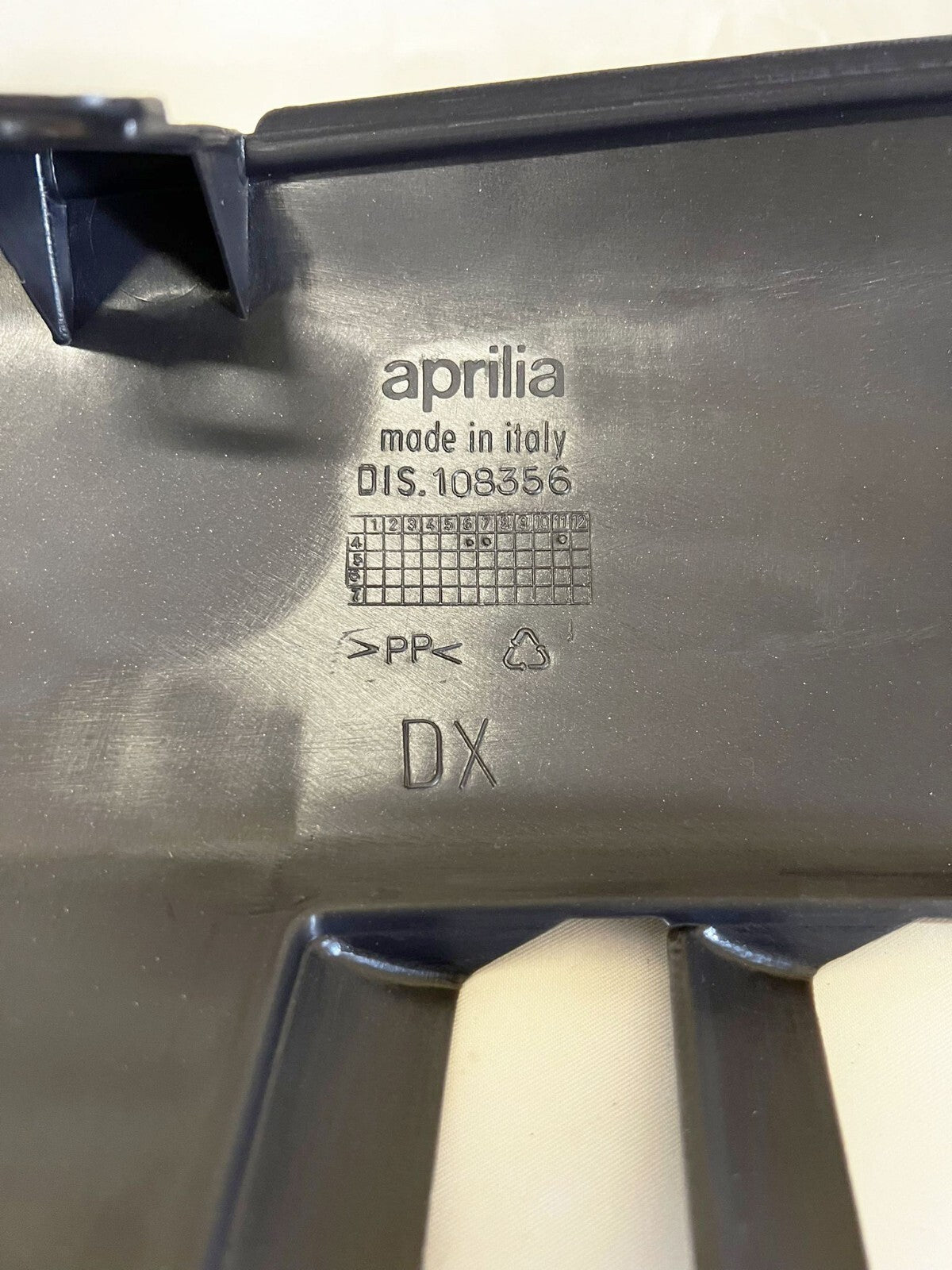 89015300XEI  SOTTOPIANALE  DX  APRILIA SPORT CITY 125 2007-2009