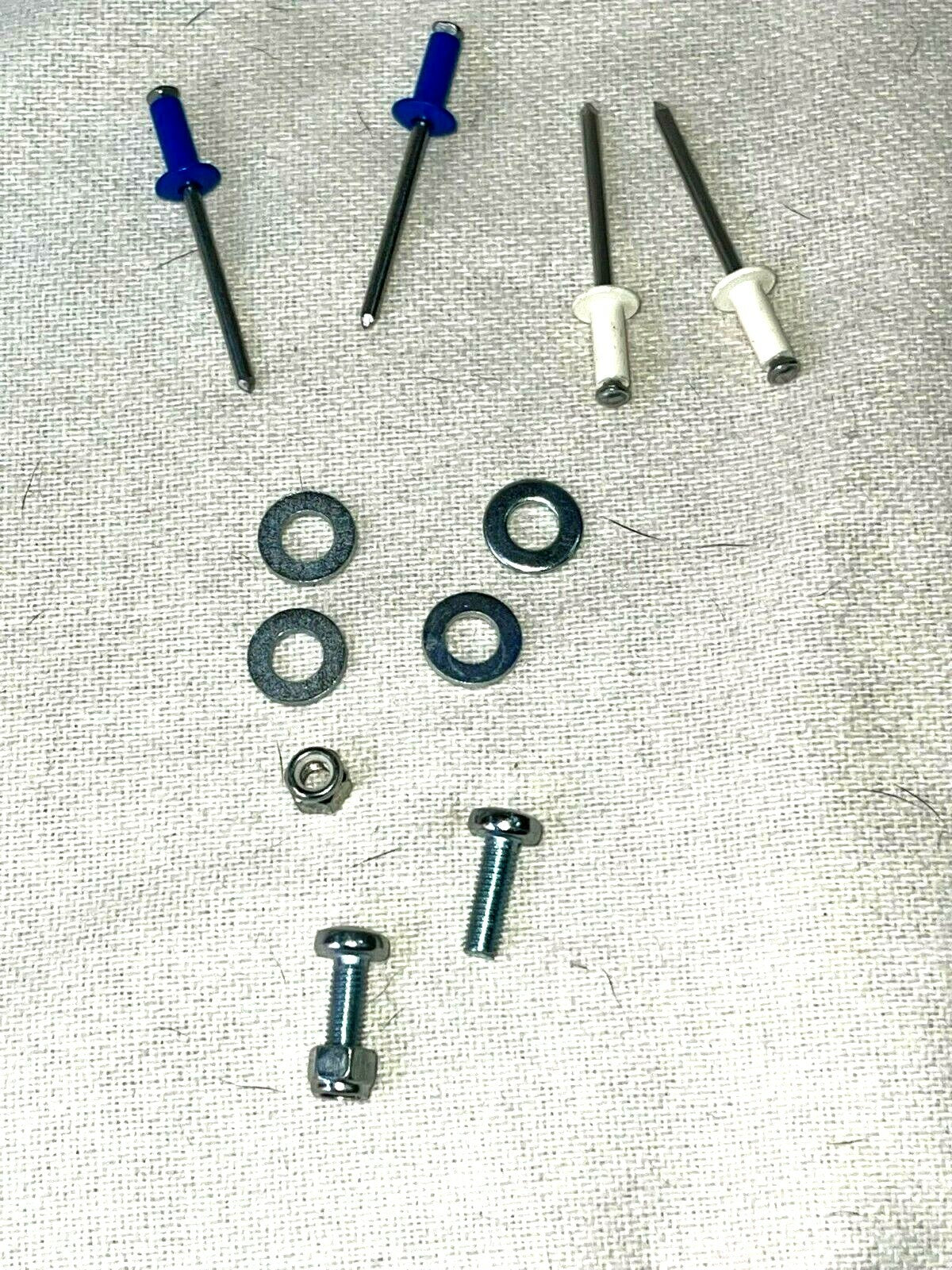 PORTA TARGA SCOOTER COMPLETO DI RIVETTI VITI RONDELLE E 2 DADI AUTO BLOCCANTI