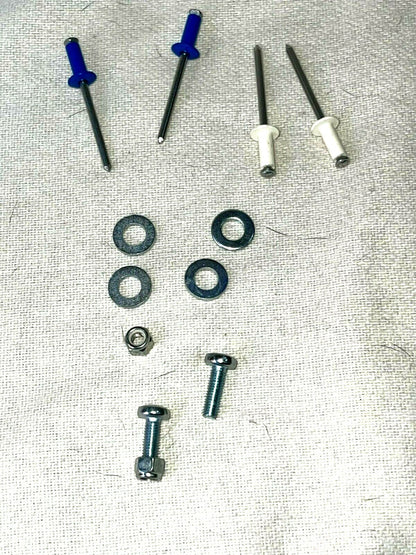 PORTA TARGA SCOOTER COMPLETO DI RIVETTI VITI RONDELLE E 2 DADI AUTO BLOCCANTI