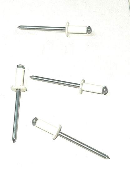 PORTATARGA IN PLASTICA COMPLETO DI RIVETTI PER CICLOMOTORE E SCOOTER 50