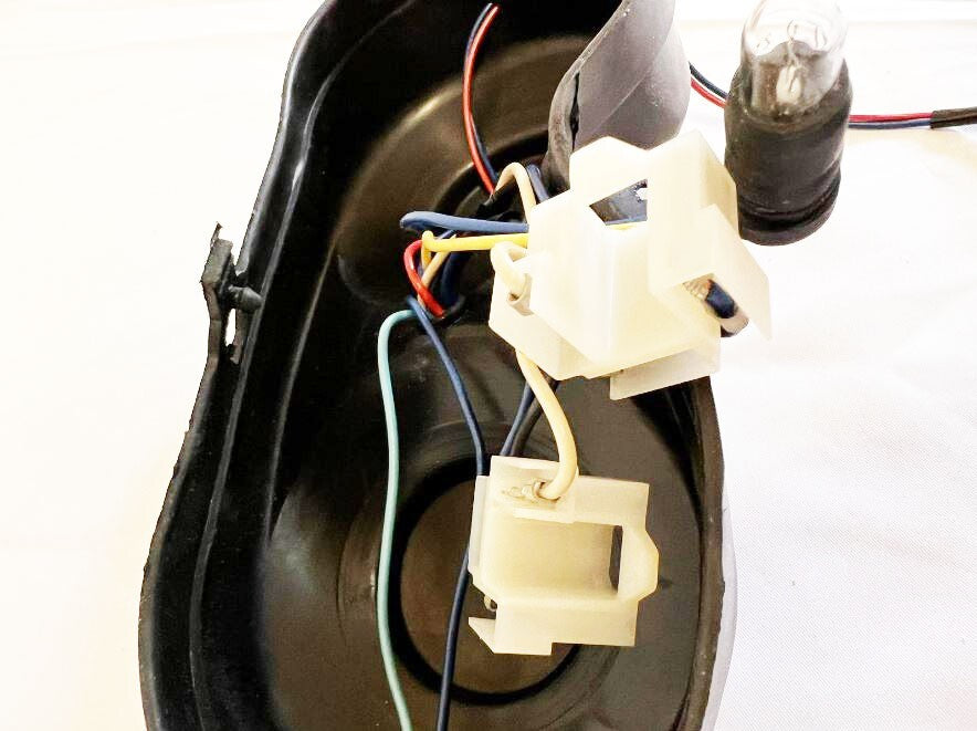 AP8124409  APRILIA LEONARDO 125 150 96-98 COPERTURA FANALE ANTERIORE +CABLAGGIO