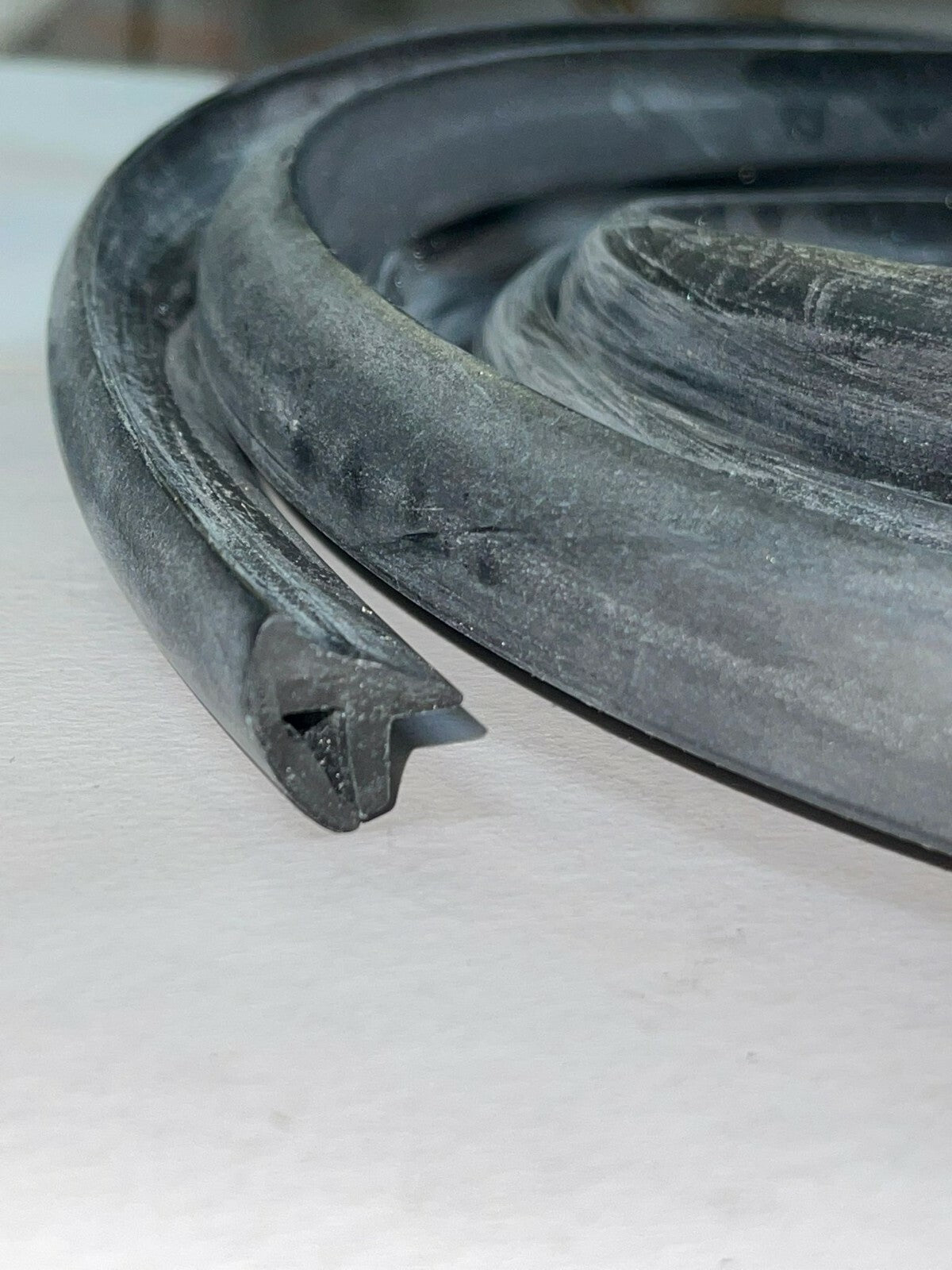 PROFILO IN GOMMA PER SCOCCHE LATERALI VESPA PX 125 150 200 PE SPRINT VELOCE