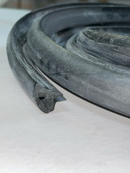 PROFILO IN GOMMA PER SCOCCHE LATERALI VESPA PX 125 150 200 PE SPRINT VELOCE